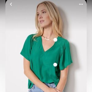 Evereve Green Short Sleeve Blouse. Size Large.